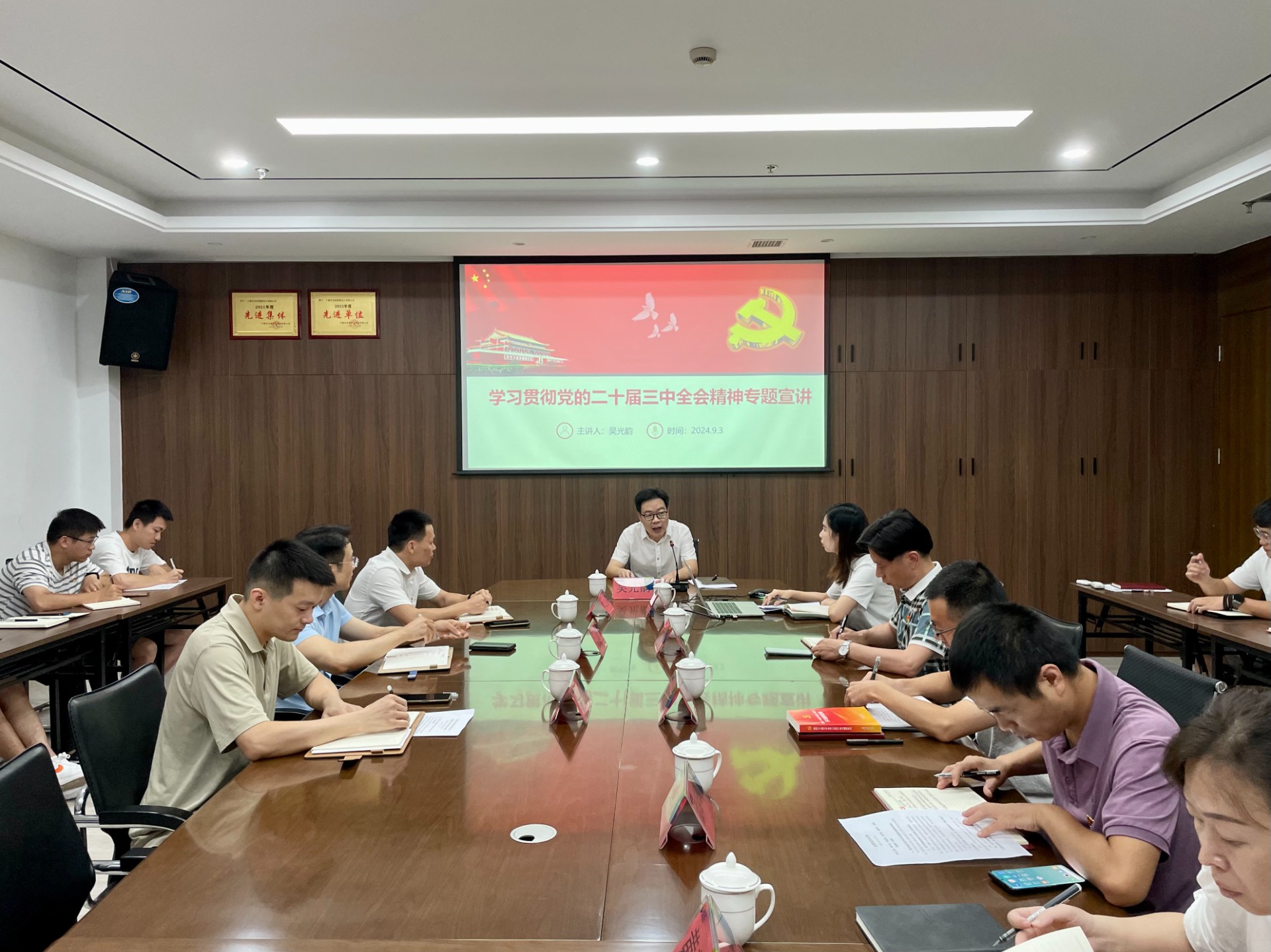 市交投集團領導深入市交投物流集團市交投勘察設計公司開展聯(lián)系點工作，葉嵐清拍攝1.jpg