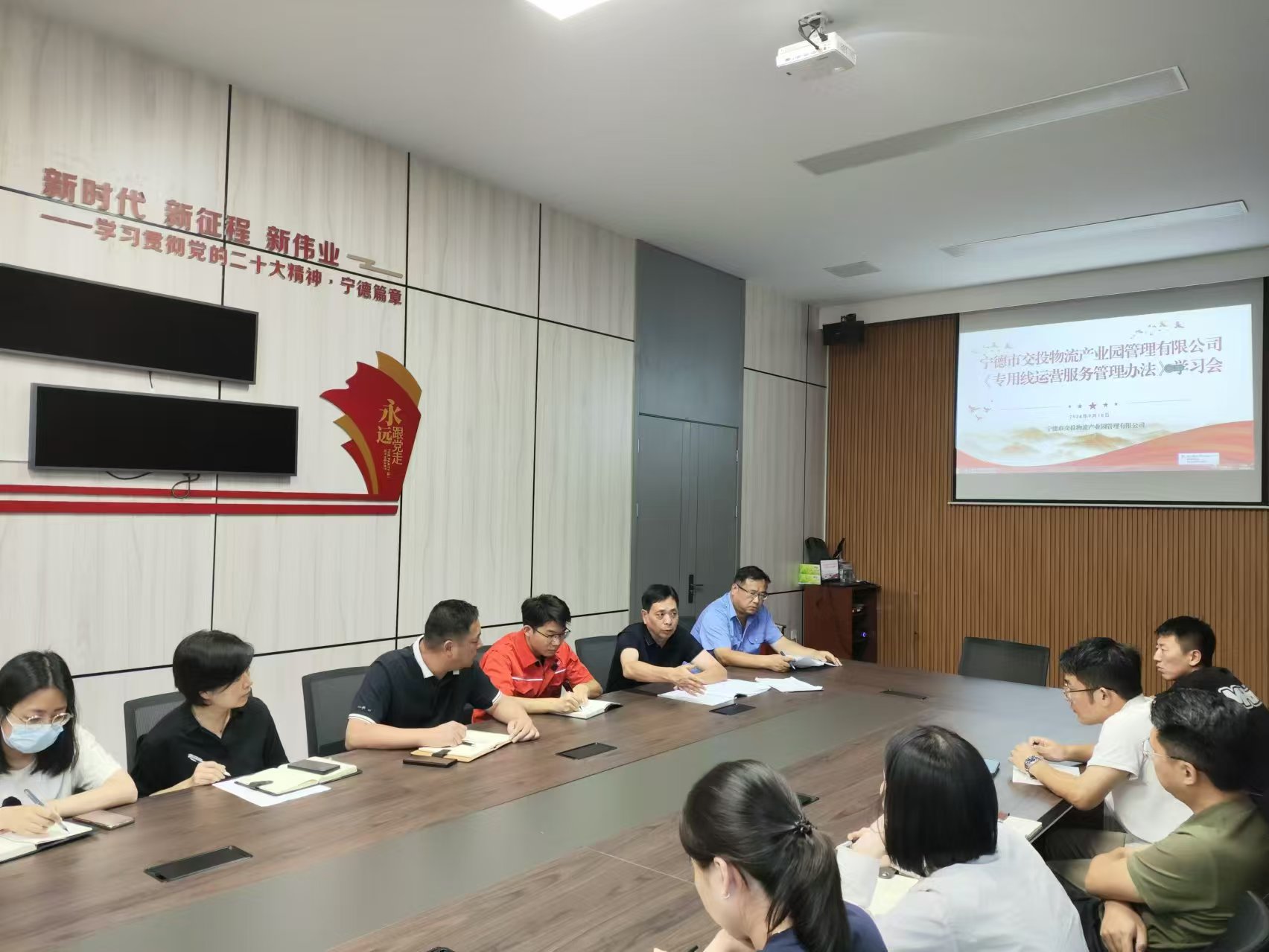 福州鐵路物流中心寧德鐵路物流營業(yè)部領(lǐng)導(dǎo)深入寧德陸港開展愛車宣傳活動，張長明拍攝.jpg